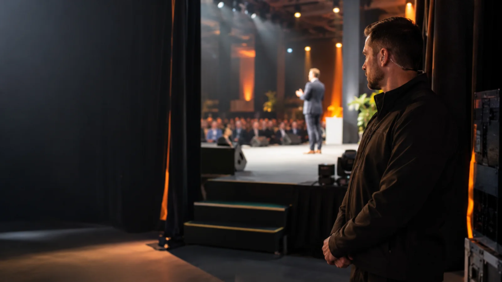 Diskrete persönliche Begleitung im internen Bereich einer Konferenz.